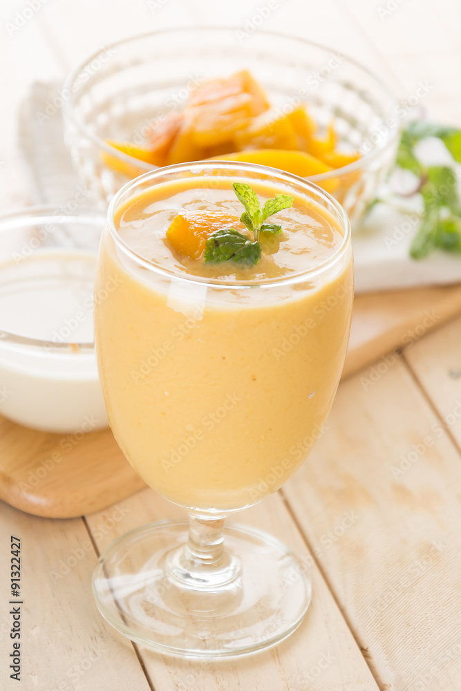 mango smoothie mango smoothie