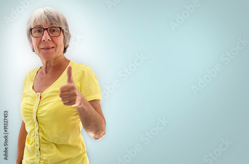 Fotografie Senior showing thumbs up concept