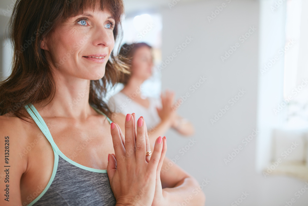 Fototapeta premium Kobiety w drzewie stanowią jogę z Namaste