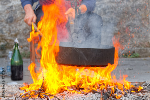 Cuadro en lienzo Farmer holding a large pan where roast chestnuts