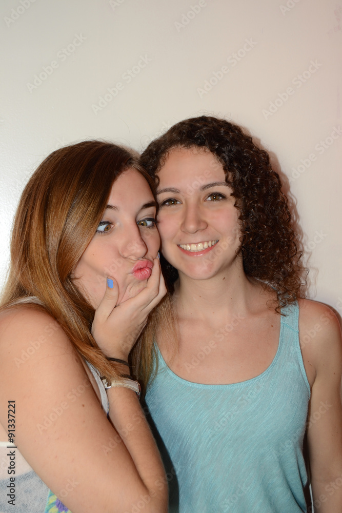 Mujeres jóvenes poniendo caras graciosas Mujeres jóvenes poniendo caras graciosas