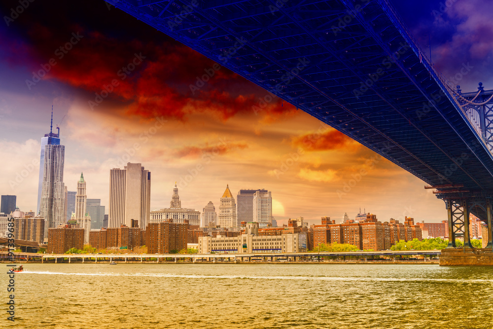 Naklejka premium Brooklyn Bridge i Manhattan skyline