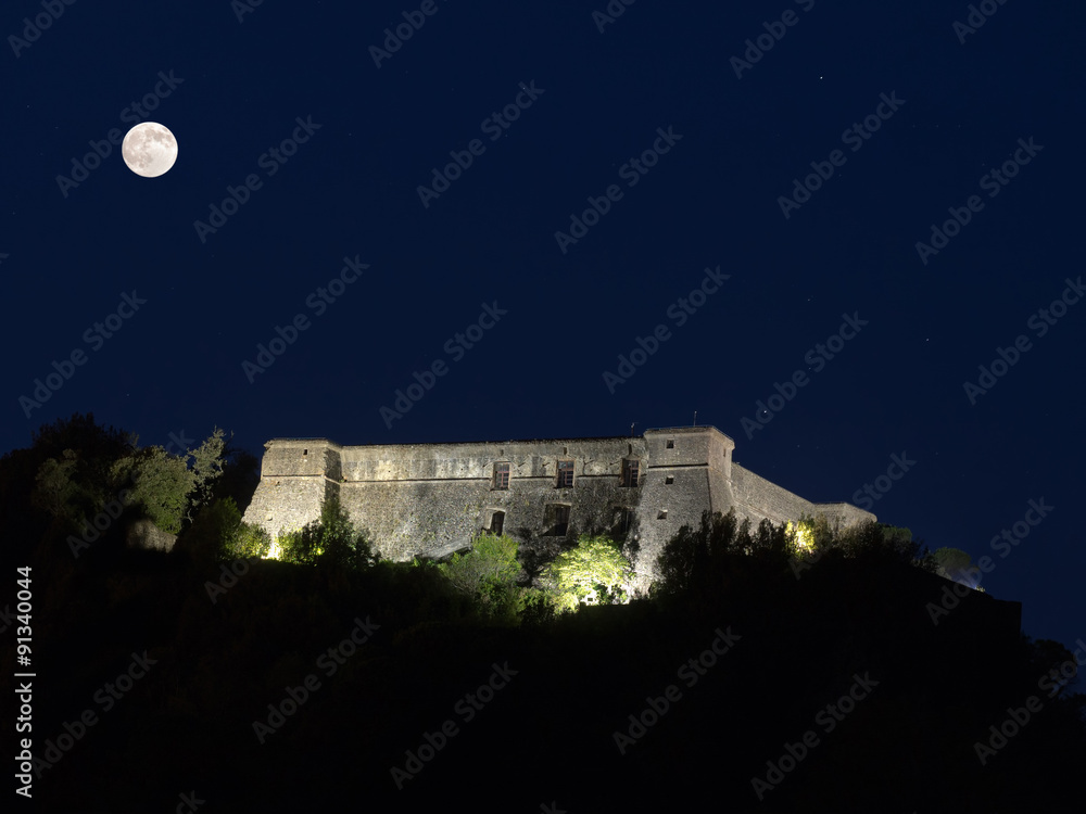 Φωτογραφία Aulla Brunella fortress landmark by night. Lunigiana, Italy.