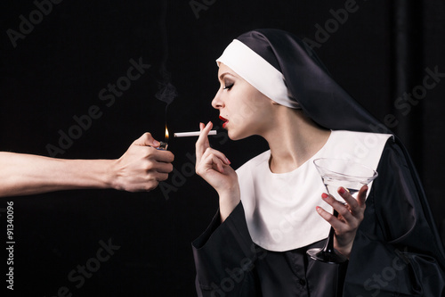 Canvastavla Smoking young nun