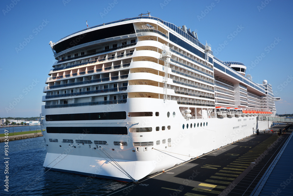 Naklejka premium Passagierschiff als Kreuzfahrtschiff für Kreuzfahrt im Hafen von Amsterdam