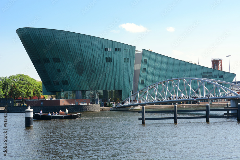 Naklejka premium Museum für Wissenschaft und Technologie Nemo in Amsterdam
