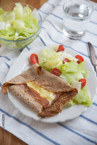 Buchweizen Crepe mit Salat