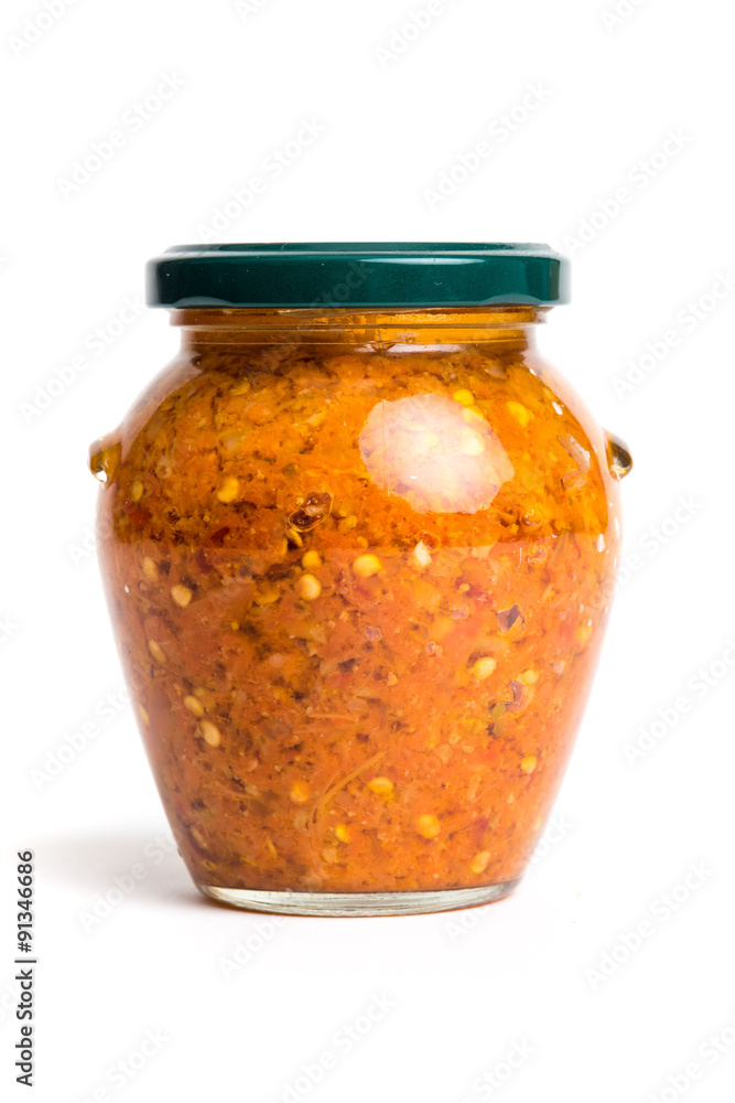 Vasetto in vetro con crema di peperoncino piccante isolato su sfondo bianco Vasetto in vetro con crema di peperoncino piccante isolato su sfondo bianco
