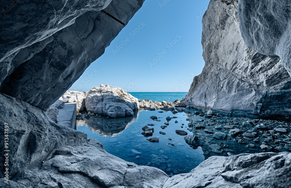 Fototapeta premium skały w jaskiniach morskich. Grota z odbiciami wody