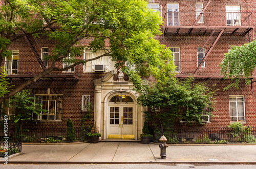 Obraz na płótnie Old brownstone apartment building in Manhattan, New York city. w salonie