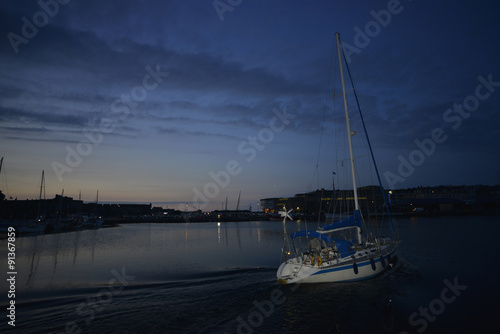 Voilier de nuit, port de Saint Malo (35400), département d' Ille-et-Vilaine en région Bretagne, France 