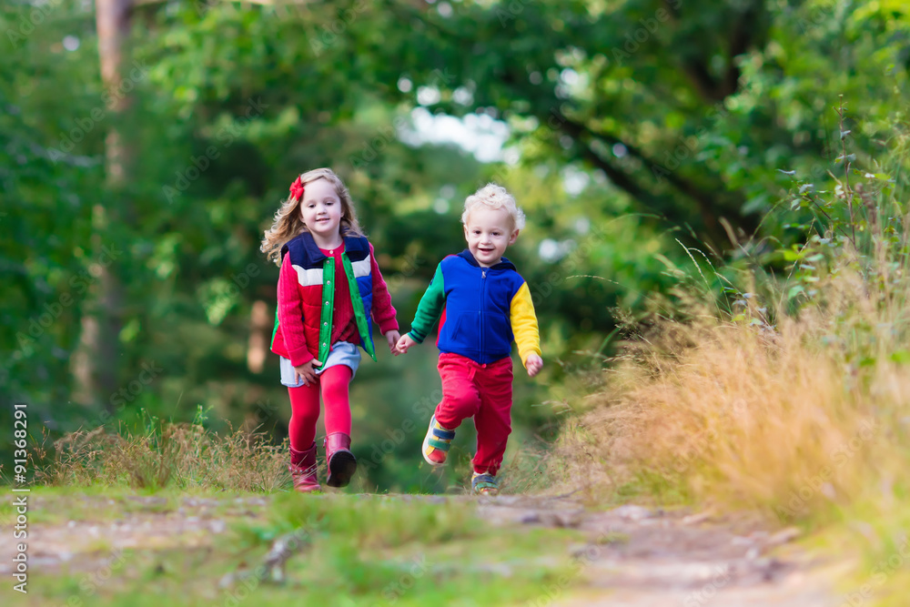 Fototapeta premium Kids hiking in autumn park