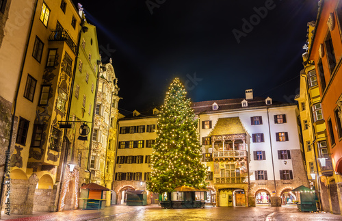 Foto Christmas tree in the city centre of Innsbruck - Austria