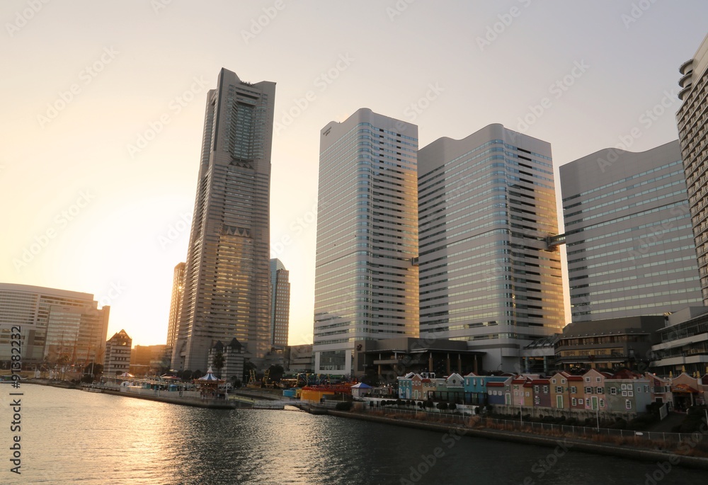 夕暮れ時の横浜ランドマークタワー