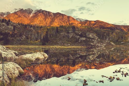 Fototapeta Naklejka Na Ścianę i Meble -  Autumn lake