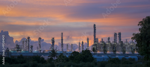 Silhouette of petrochemical plant or Oil and gas refinery in sunrise © chalermchai k