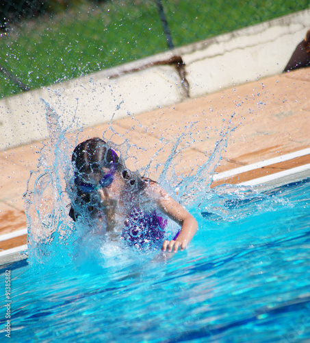 fillette à la piscine photo