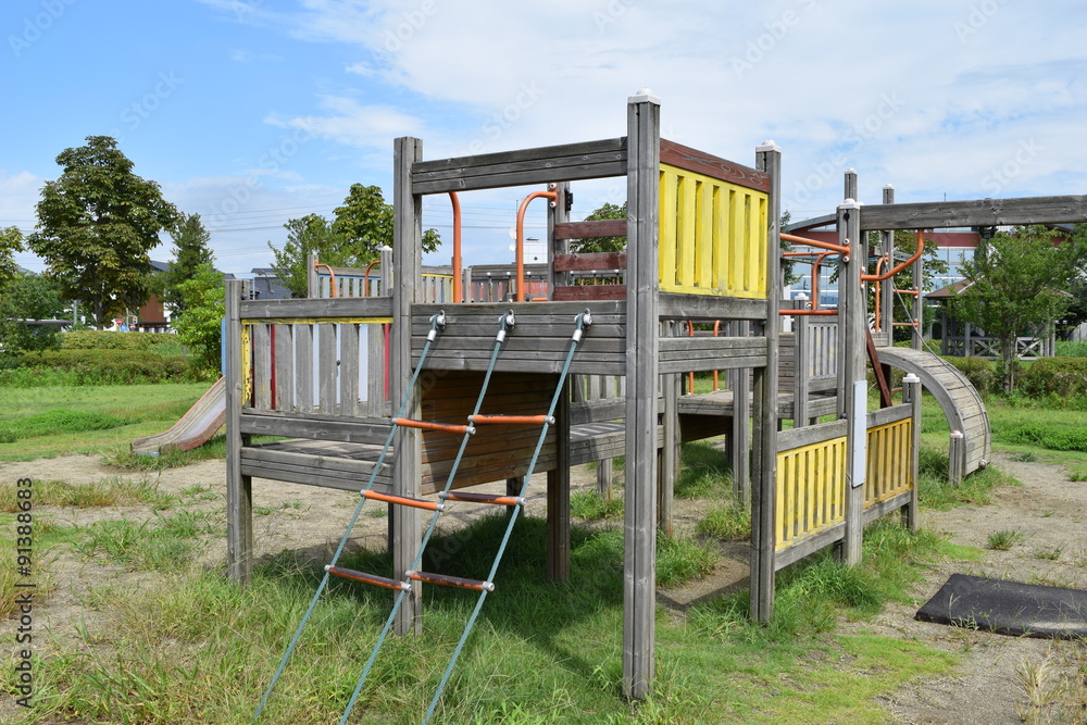 木製の遊具/山形県庄内地方の公園で、木製の遊具を撮影した写真です。 木製の遊具/山形県庄内地方の公園で、木製の遊具を撮影した写真です。