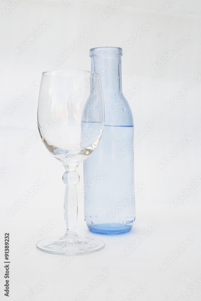 Obraz premium AGUA EN RECIPIENTE DE CRISTAL