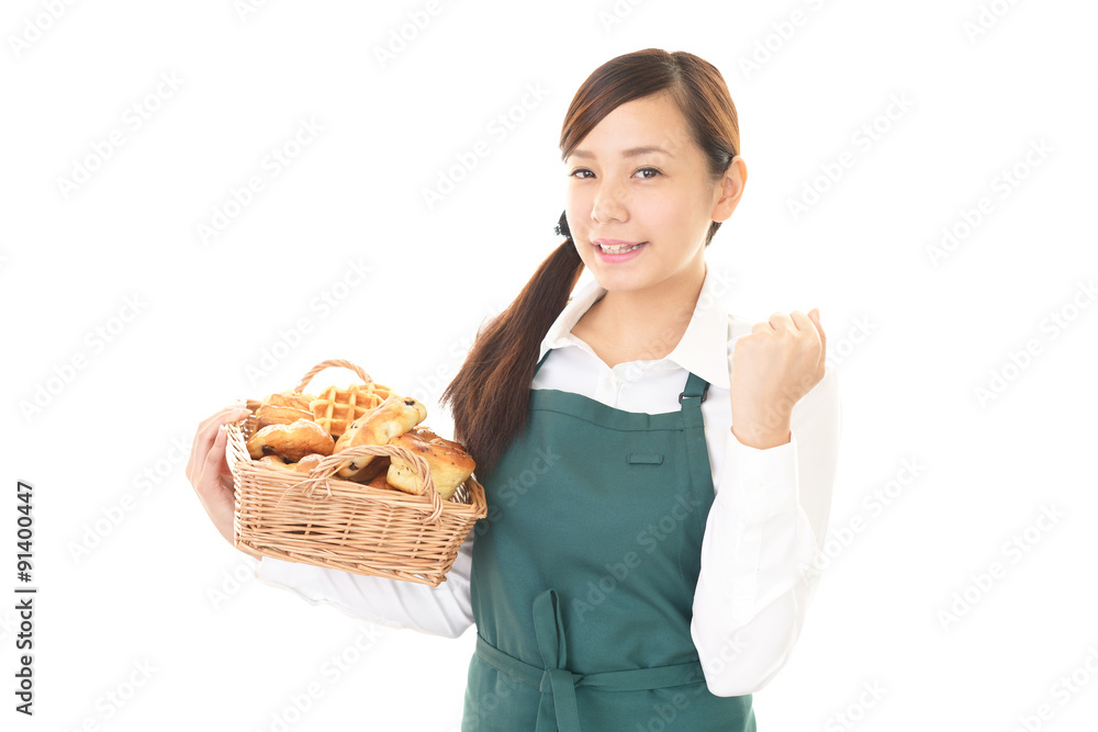 パンを持つ女性