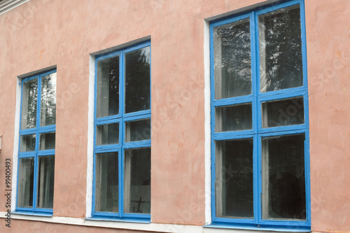 Three blue window in the pink wall © Vitalii Bondarchuk