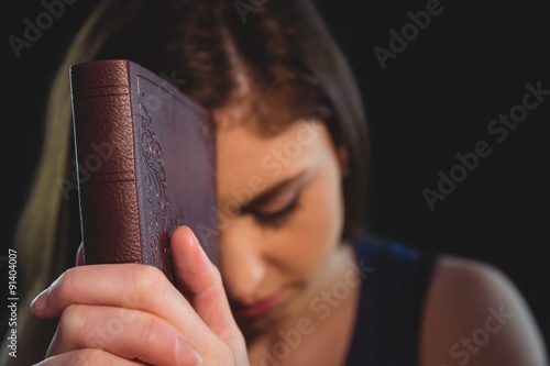 Cuadro en lienzo Woman praying with her bible