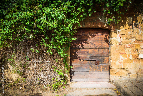 Fototapeta Naklejka Na Ścianę i Meble -  Old destroyed door to the Tuscan home