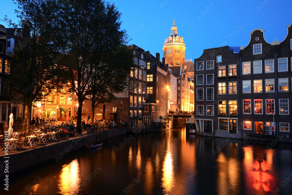 Blick von der Armbrug auf die Basilika St. Nikolaus in Amsterdam bei Nacht