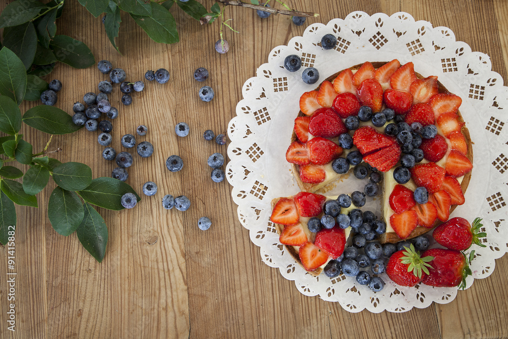 torta fragole e frutti di bosco
