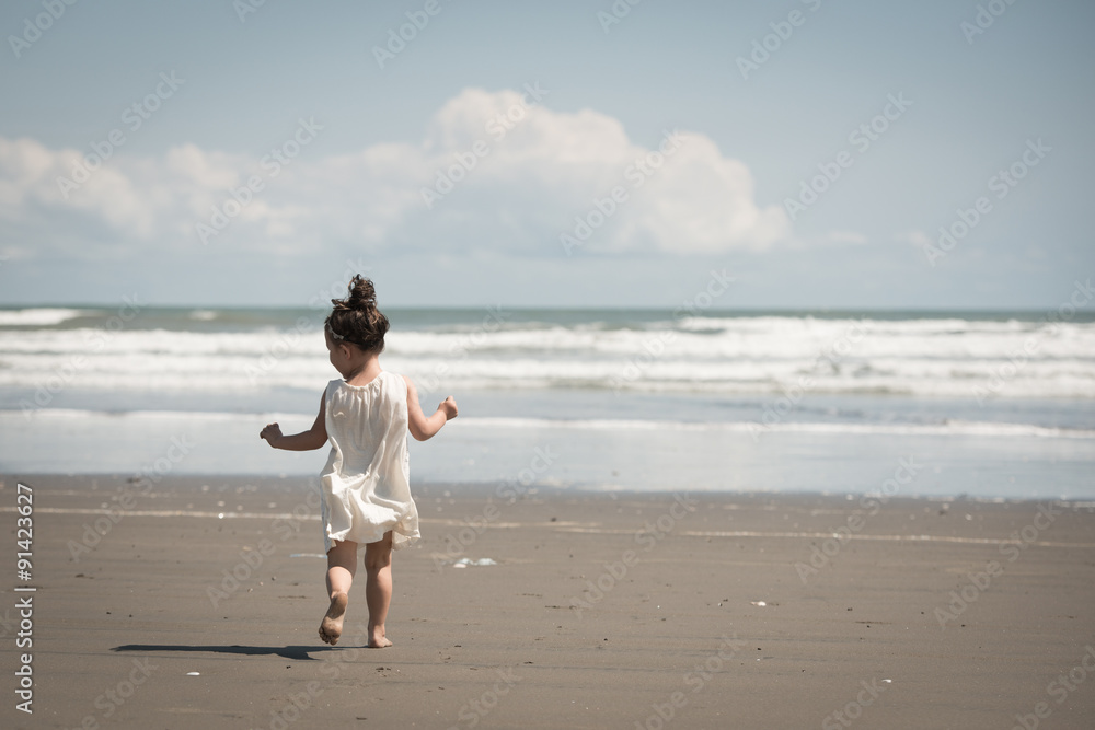 海で遊ぶ女の子