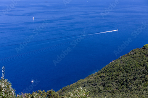 Wallpaper Mural Motoscafo e barche a vela su mare azzurro Torontodigital.ca