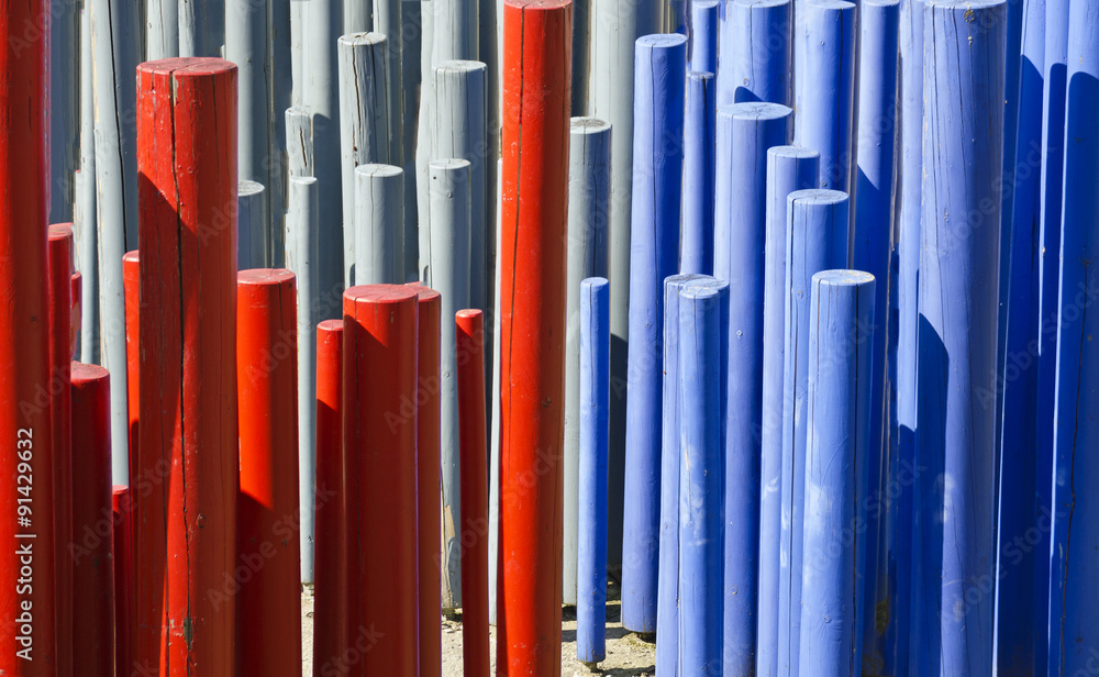 Rote, graue und blaue Holzstangen Rote, graue und blaue Holzstangen