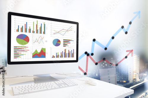 Obraz na płótnie Computer showing analysis chart and graph in office