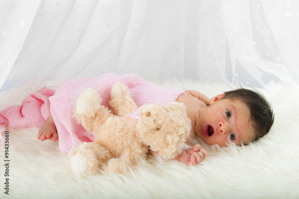 Niña bebé recién nacido feliz sobre manta de pelo y fondo de muselina  concepto suavidad Stock Photo