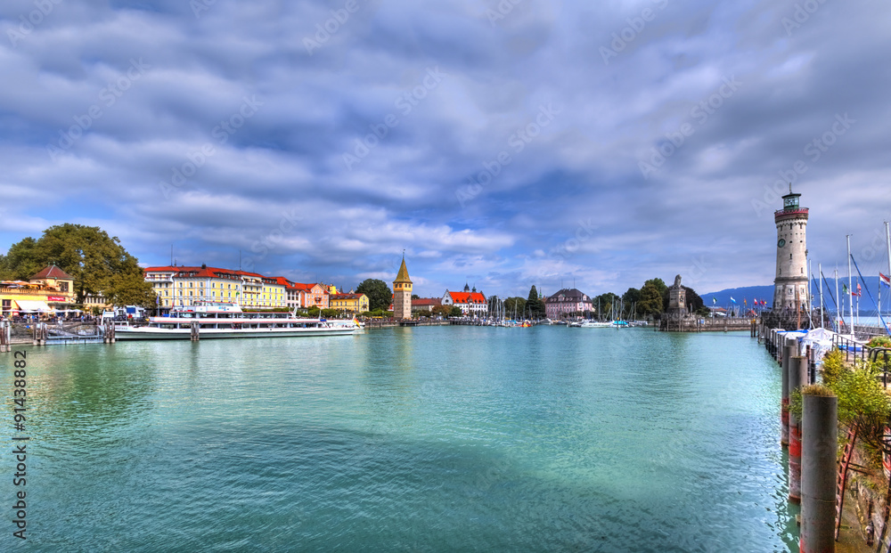 Blick auf den Hafen auf der Insel von Lindau am Bodensee im Süden Deutschlands mit dem historischen Leuchtturm.