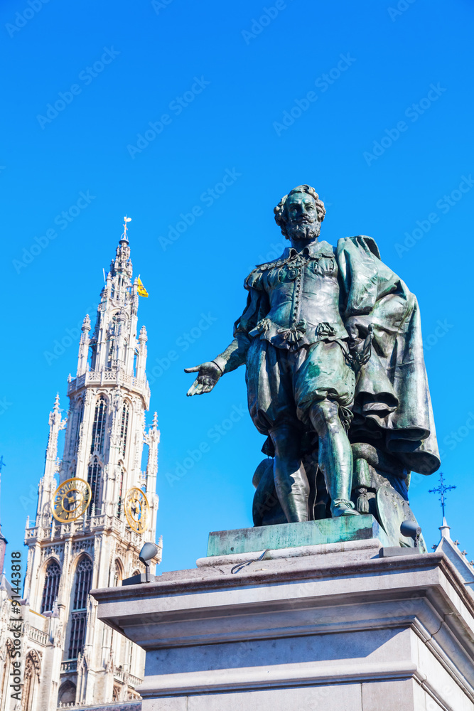 Rubens-Statue vor der Liebfrauenkirche in Antwerpen, Belgien Rubens-Statue vor der Liebfrauenkirche in Antwerpen, Belgien