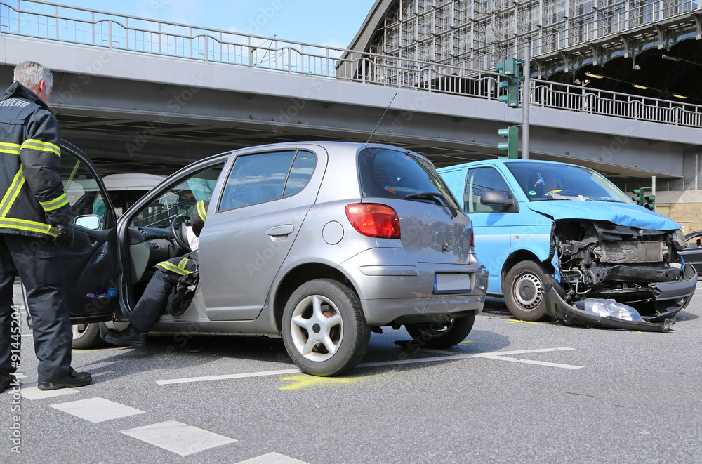Crash zwischen Kleinwagen und Transporter Crash zwischen Kleinwagen und Transporter