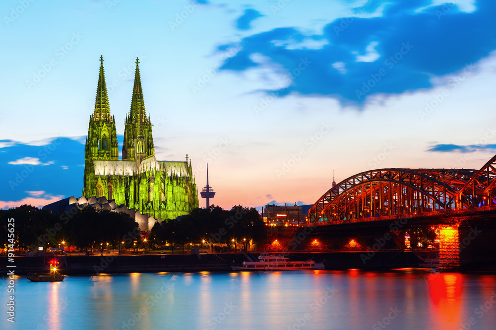 Obraz premium Kölner Dom mit Hohenzollernbrücke bei Nacht