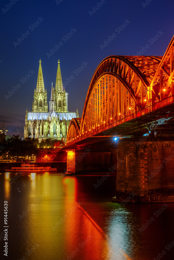 Obraz premium Kölner Dom mit Hohenzollernbrücke bei Nacht