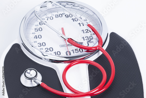 Personenwaage und Stethoskop