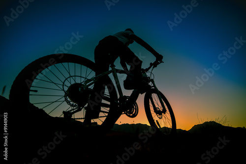 günbatımında bisiklet sürüşü