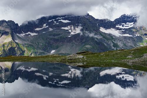 Bergsee mit sich spiegelnden Bergen