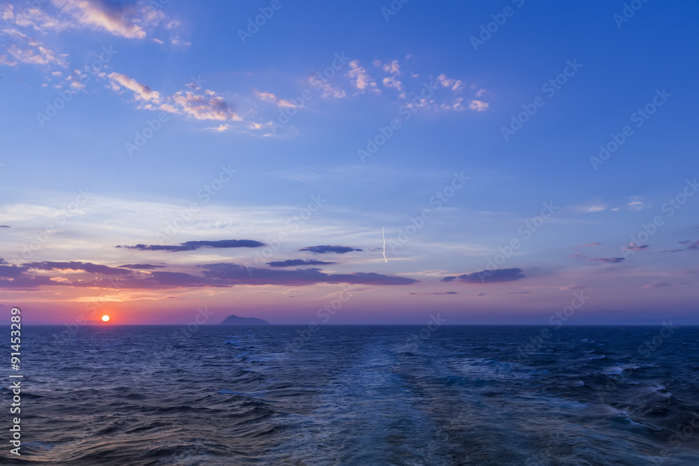 Naklejka premium Beautiful sunset with clouds in the sky over ocean