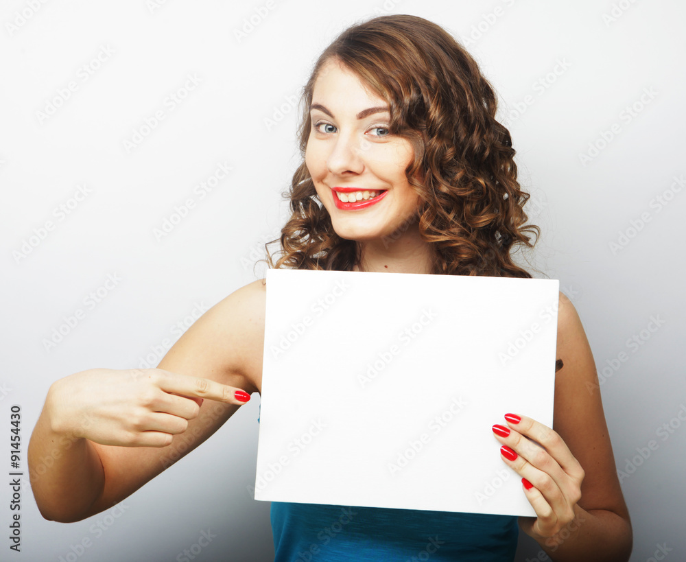 Naklejka premium Woman holding blank card