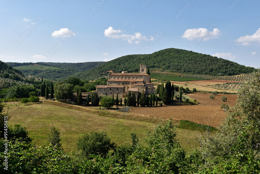 Italien Abtei Sant' Antimo StockFoto Adobe Stock