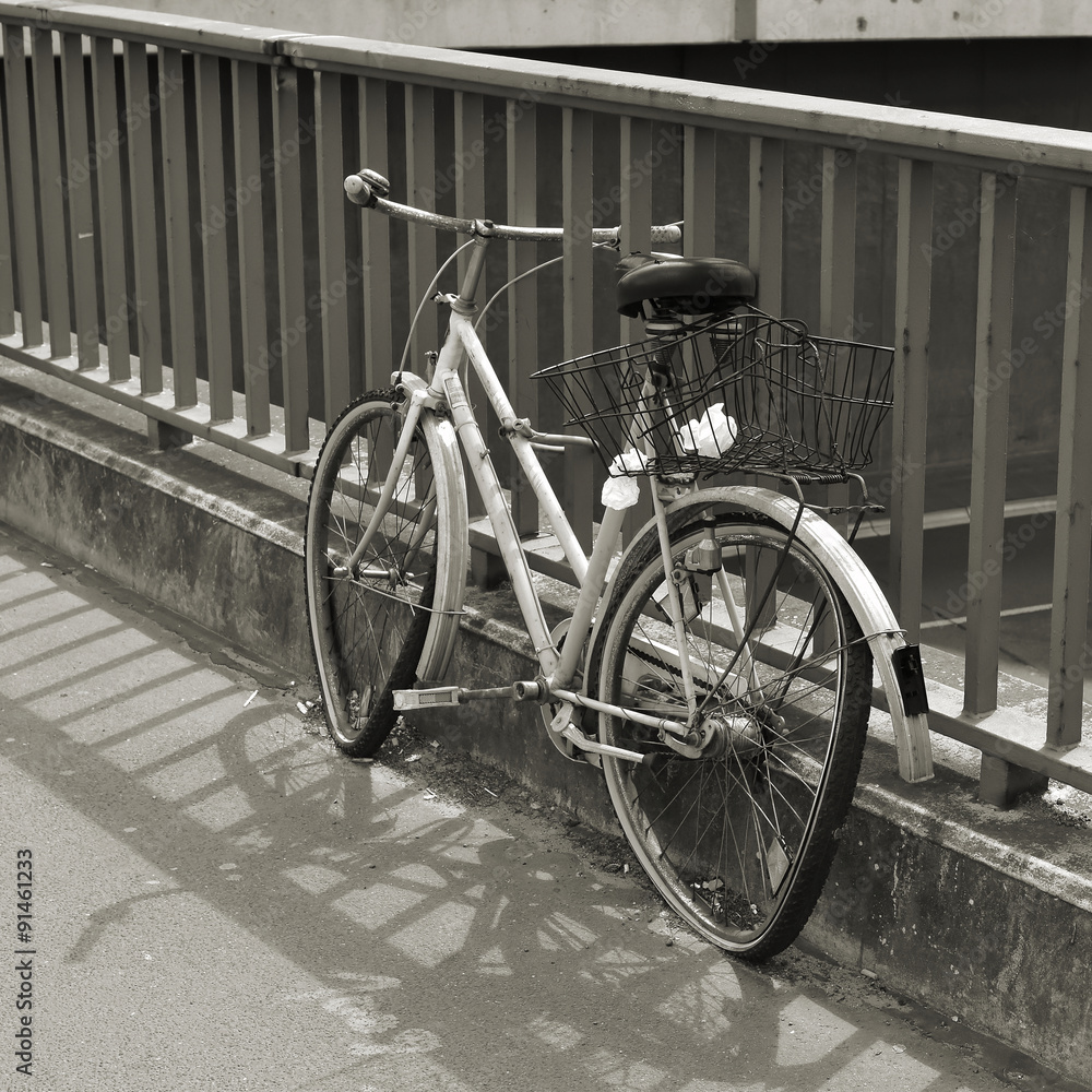 kaputtes vergessenes Fahrrad an einem Brückengeländer in Berlin kaputtes vergessenes Fahrrad an einem Brückengeländer in Berlin