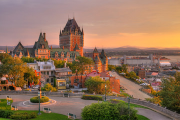 Fototapete Kanada Frontenac Castle in Old Quebec City im schönen Sonnenaufganglicht. Bild mit hohem Dynamikumfang. Reisen, Urlaub, Geschichte, Stadtbild, Natur, Sommer, Hotels und Architekturkonzept  © Nicolae Merceanu