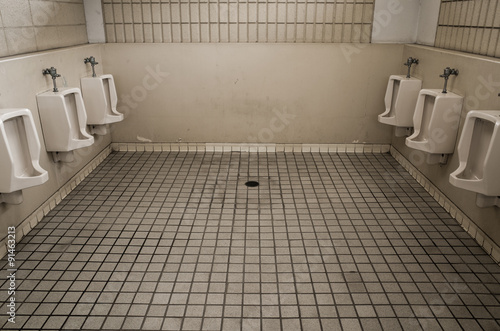 汚れた公衆トイレ