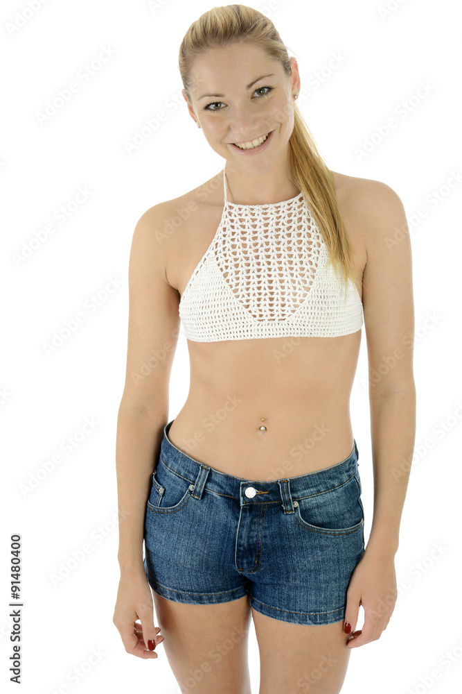 Hübsche schlanke blonde Frau trägt Häkel oder Strick Oberteil
