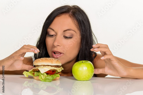 Entscheidung zwischen Hamburger und Apfel